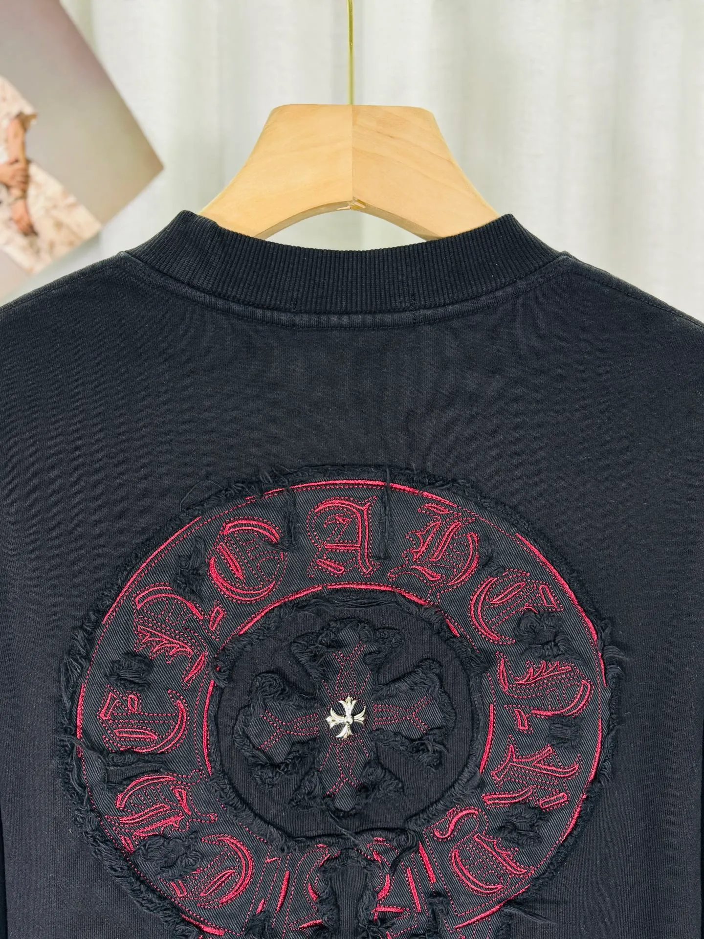 P260 top version, real shot without P, ​​different from market currency) 𝗖𝗵𝗿𝗼𝗺𝗲 𝗛𝗲𝗮𝗿𝘁𝘀/Croxin 2025 3D three-dimensional autumn and winter new original single counter American laser color printed patch embroidered couple casual sweatshirt 👑The highest version! Customized fabric 430g tripe terry fabric! Appliqué embroidery hardware accessories, best-selling items at the counter, very comfortable to wear. Accessories: original molded and authenticated collar label ➕ 100% silk wash water label. Genuine purchase-grade original hangtag➕matching hanging rope➕3D hanging beads➕original packaging bag. Craftsmanship: The original version has consistent wiring! The highest version of the armhole matching technique! Color: White Black Size: S M L XL Style No.: 9305